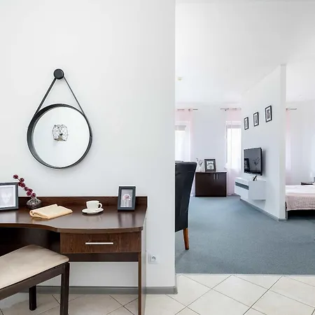 Spacious Tarsis In By Renters Lejlighed