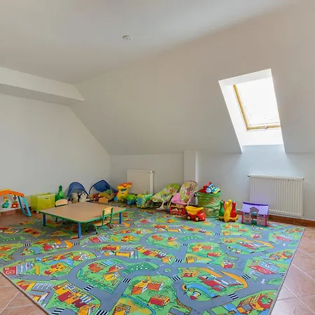 Spacious Tarsis In By Renters דירה