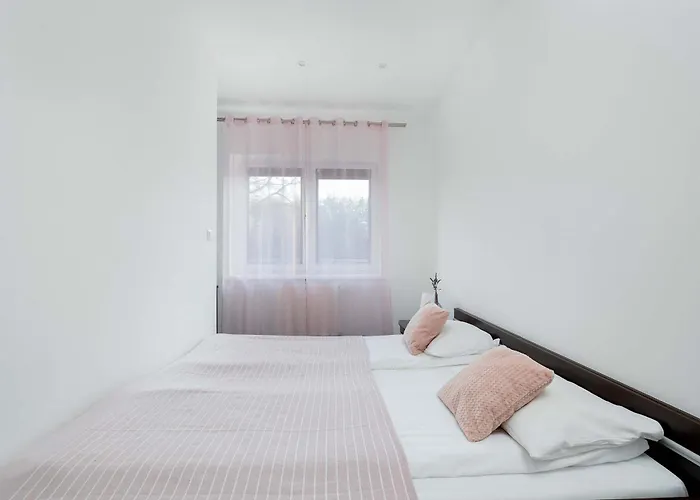 Spacious Tarsis In By Renters شقة