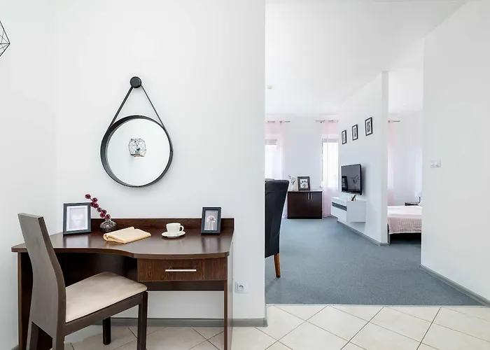 Spacious Tarsis In By Renters شقة